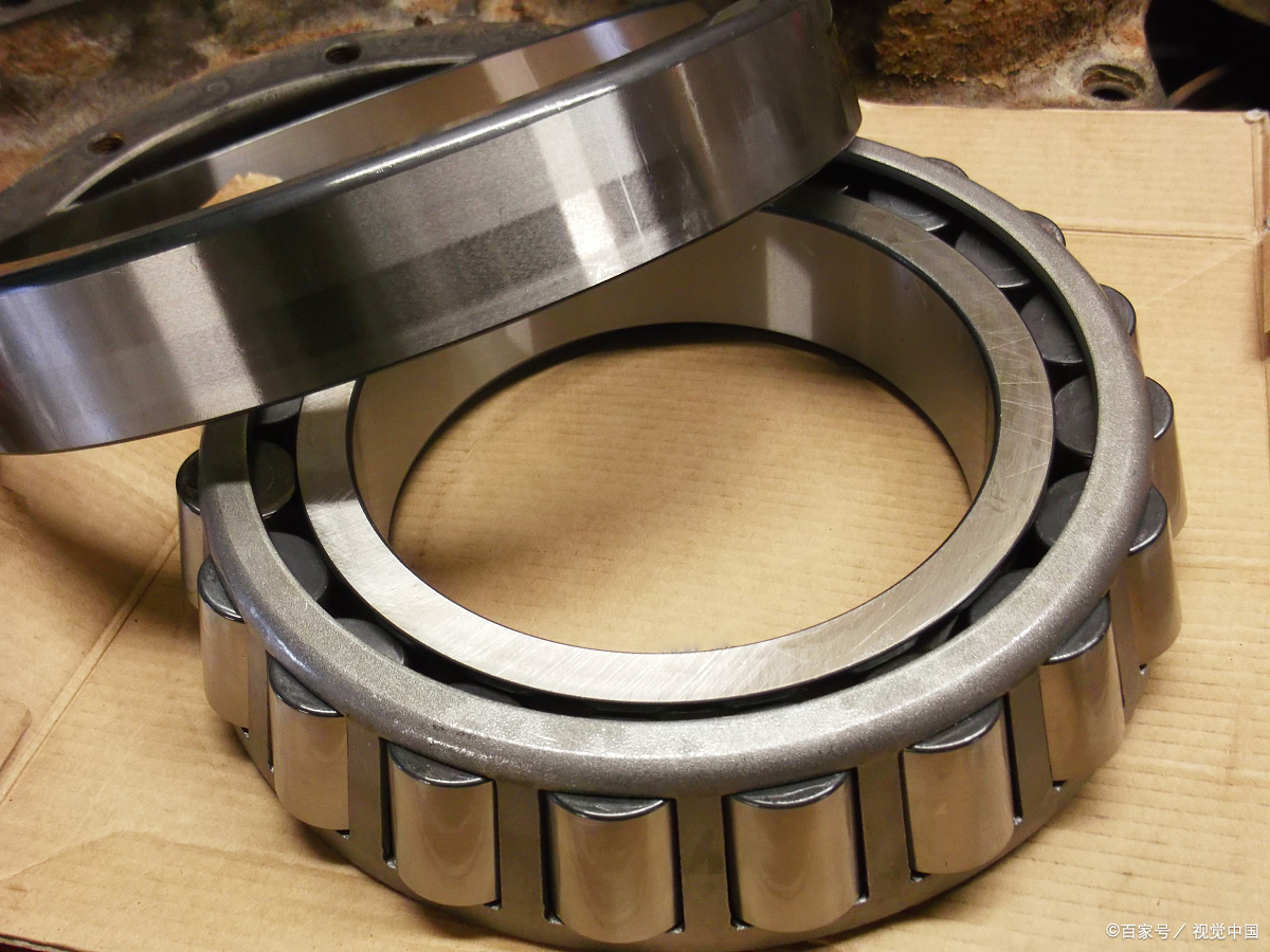 今天我們講講在客戶驗(yàn)收時(shí)經(jīng)?？吹讲⑻岬降摹八{(lán)邊軸承”，“黑邊軸承”，“花邊軸承”。